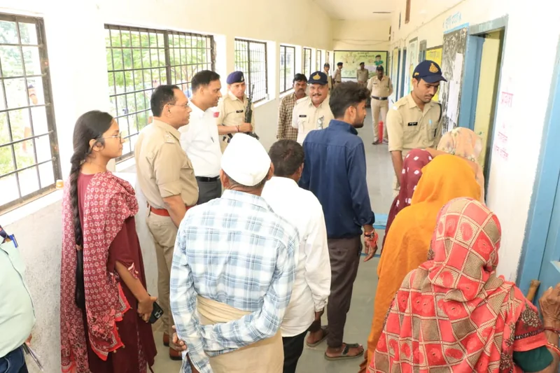 जिला पंचायत वार्ड क्रमांक 06 के मतदान केंद्रों का कलेक्टर एवं एसपी ने किया निरीक्षण