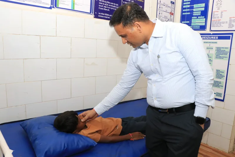 कलेक्टर ने प्राथमिक स्वास्थ्य केंद्र उमरकोट एवं उप स्वास्थ्य केंद्र सेमलिया का किया निरीक्षण