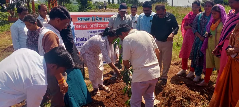 गांधी जयंती पर नानपुर में स्वच्छता जागरूकता संवाद एवं पौधारोपण